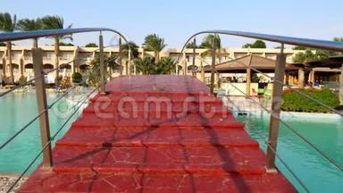 匈牙利，埃及-10月24日，2018年：Prima生活酒店。 酒店游泳池上美丽的红桥。 鸽子